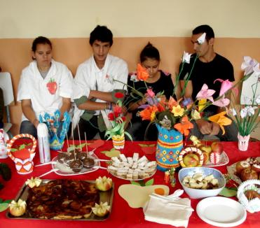 Tinerii din centrele de plasament au gătit delicatese cu mere, de Ziua Sănătăţii (FOTO)